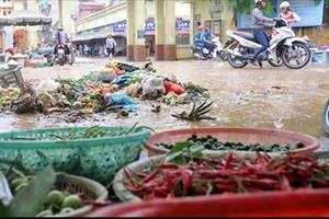 Thái Nguyên: Thực phẩm bày bán cùng rác