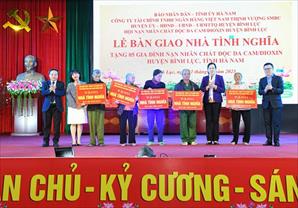 Báo Nhân Dân trao tặng 5 nhà tình nghĩa cho các nạn nhân chất độc da cam tại Hà Nam