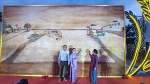 Chiêm ngưỡng bức tranh gạo ST lớn nhất Việt Nam