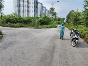 Hà Nội: Người phụ nữ bị hai đối tượng lạ mặt vô cớ hành hung giữa đường khi đang đưa con đến trường
