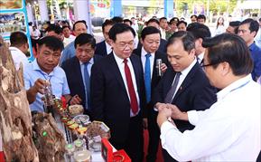 Chủ tịch Quốc hội Vương Đình Huệ ấn tượng với các sản phẩm đặc trưng tiêu biểu của Hà Tĩnh