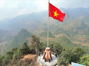 Mường Khương tổ chức Lễ thượng cờ Tổ quốc trên đỉnh núi Cô Tiên