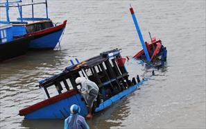 Cứu 4 ngư dân Phú Yên trôi dạt trên biển
