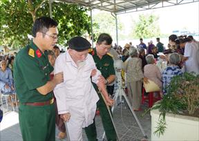 Bác sỹ Quân y khám bệnh và cấp thuốc miễn phí cho hàng trăm người dân ở TT- Huế