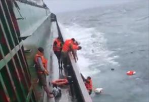 Cứu 2 thuyền viên gặp nạn trên biển TT- Huế