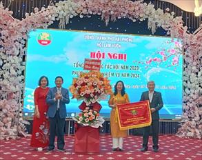 Hội Làm vườn Việt Nam tặng Cờ thi đua xuất sắc cho Hội Làm vườn TP. Hải Phòng