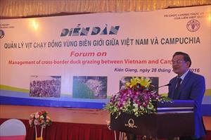 Chia sẻ kinh nghiệm quản lí vịt chạy đồng giữa Việt Nam và Campuchia