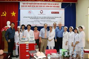 VinaCapital bàn giao thiết bị y tế cho bệnh viện Nhi Quảng Nam và Bạc Liêu