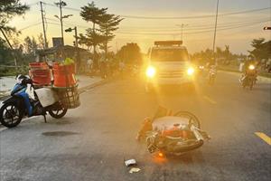 Xe khách tông xe máy khiến một phụ nữ tử vong