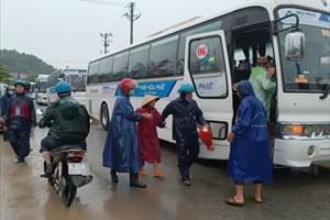 Thép Hòa Phát Dung Quất hỗ trợ người dân Quảng Ngãi tránh trú bão số 4