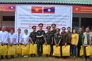 Bộ CHQS tỉnh Quảng Nam thăm, tặng quà, khám bệnh, cấp phát thuốc cho nhân dân Lào