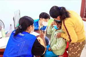 Người dân hai huyện Bình Sơn, Trà Bồng được các bác sĩ Hàn Quốc khám sức khỏe miễn phí