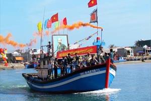 Ngư dân Quảng Ngãi ra quân đánh bắt hải sản đầu năm