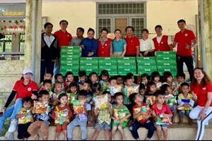 Quảng Ngãi: Trao tặng 1.050 hộp sữa Vinamilk cho các cháu học sinh