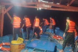 Bộ đội Biên phòng Cà Mau cứu 15 ngư dân chìm tàu trên biển trong đêm mưa bão