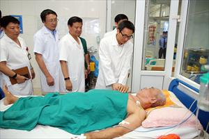 Phó Thủ tướng thăm, động viên y, bác sĩ và bệnh nhân SXH