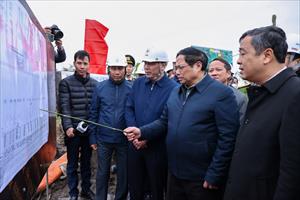 Thủ tướng: 'Vượt nắng thắng mưa', 'xuyên lễ xuyên Tết' để hoàn thành đường dây 500 kV mạch 3 vào tháng 6/2024