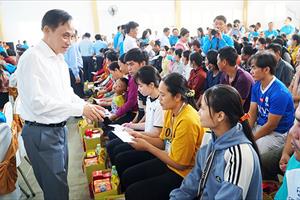 Trưởng Ban đối ngoại Trung ương chúc Tết, tặng quà công nhân, lao động nghèo tại Sóc Trăng