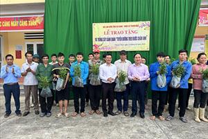 Hội Làm vườn tỉnh Hà Giang trao tặng cây giống và trồng cây cảnh quan ở xã Thanh thủy