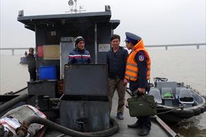 Quảng Ninh: Tạm giữ tàu chở 25.000 lít dầu không hóa đơn hợp pháp