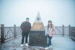 Du khách háo hức khám phá tuyết rơi trên đỉnh Fansipan