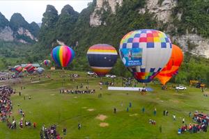Lên Lâm Bình tham dự Lễ hội Khinh khí cầu quốc tế lần thứ II