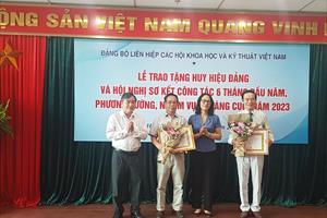 Đảng ủy Liên Hiệp các Hội Khoa học và Kỹ thuật Việt Nam trao huy hiệu Đảng cho 23 đảng viên