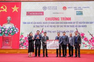 Đại biểu Quốc hội thành phố Hà Nội thăm, tặng quà người nghèo nhân dịp Tết Giáp Thìn 2024