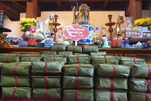 2.000 chiếc bánh chưng được người dân xã Mai Phụ cung tiến vua Mai Hắc Đế