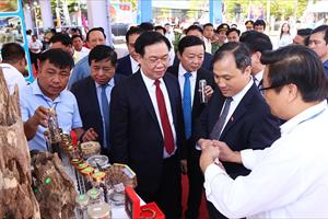 Chủ tịch Quốc hội Vương Đình Huệ ấn tượng với các sản phẩm đặc trưng tiêu biểu của Hà Tĩnh
