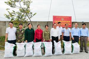 Trao con giống và thức ăn chăn nuôi cho nông dân huyện Hưng Nguyên