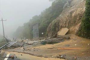 Đà Nẵng: Mưa ngập khắp phố, sạt lở nghiêm trọng tại đèo Hải Vân