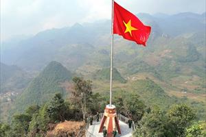 Mường Khương tổ chức Lễ thượng cờ Tổ quốc trên đỉnh núi Cô Tiên