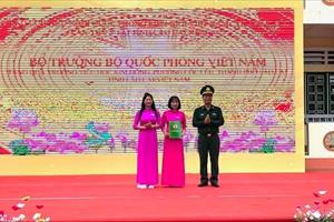 Bộ Chỉ huy BĐBP tỉnh Lào Cai tặng quà cho cư dân khu vực biên giới