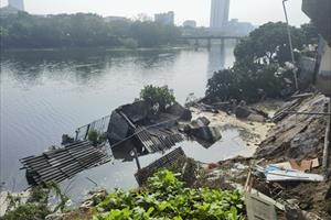 Sạt lở bờ sông Nhuệ nhiều nhà dân bị ảnh hưởng