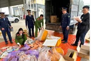 Thanh Hóa: Bắt giữ  500kg thực phẩm và 35 tấn đường không rõ nguồn gốc
