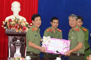 Thứ trưởng Nguyễn Văn Sơn thăm, tặng quà Tết Cục an ninh Tây Nguyên