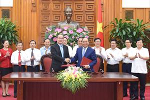 Ký Nghị quyết liên tịch của Chính phủ và Đoàn Chủ tịch UBTW MTTQ Việt Nam