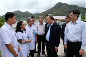 Thủ tướng thăm vùng tâm bão mạnh tàn phá tại Khánh Hòa
