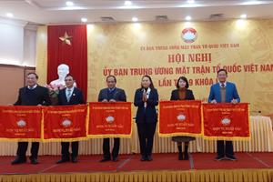 Hội Làm vườn Việt Nam nhận Cờ Thi đua xuất sắc năm 2023 của MTTQVN