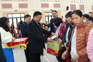 Bí thư Thành ủy Hà Nội tặng quà các gia đình có hoàn cảnh khó khăn tại Hà Nam