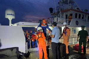 Đưa 14 thuyền viên gặp nạn trên biển TT- Huế vào bờ trú bão an toàn