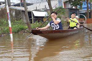 Mưa lũ khiến hơn 19 ngàn ngôi nhà  ở TT- Huế bị ngập sâu, nhiều tuyến giao thông bị sạt lở và chia cắt
