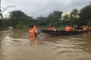 Nhiều nơi ở TT- Huế, Quảng Trị bị ngập sâu trong nước lũ, người dân dùng thuyền ghe để đi lại