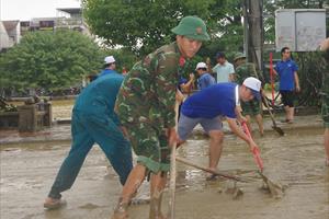 Người dân TT- Huế khẩn trương khắc phục sau mưa lũ