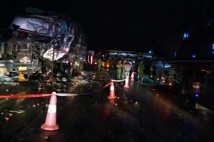 Xe tải đối đầu với xe khách ở TT- Huế khiến 15 người thương vong