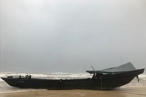 Phát hiện thuyền vô chủ trôi dạt vào bờ biển Quảng Trị