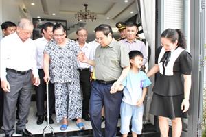 Thủ tướng thăm, động viên người dân tái định cư Hương Sơ