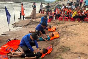 Bộ đội biên phòng Quảng Trị dạy học sinh cách phòng tránh và sơ cứu người bị đuối nước