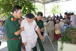 Bác sỹ Quân y khám bệnh và cấp thuốc miễn phí cho hàng trăm người dân ở TT- Huế